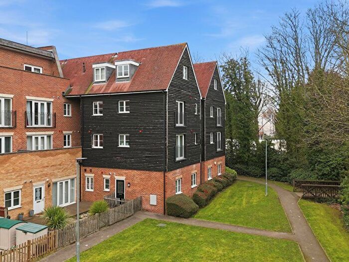 2 Bedroom Flat For Sale In Winchester Close, Waltham Abbey, EN9