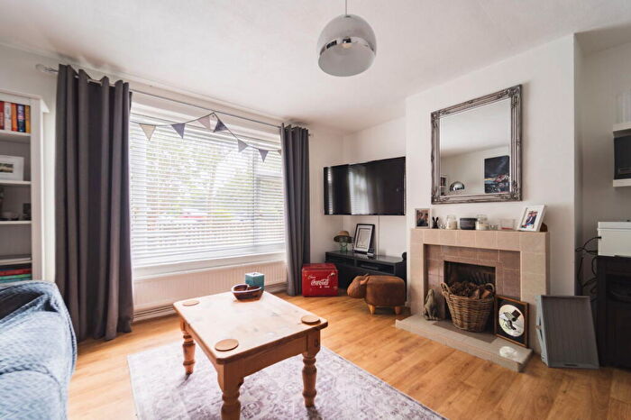 2 Bedroom Flat For Sale In Dorset Road, Christchurch, BH23