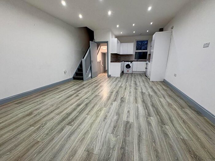 3 Bedroom Flat To Rent In Whitehorse Lane, SE25