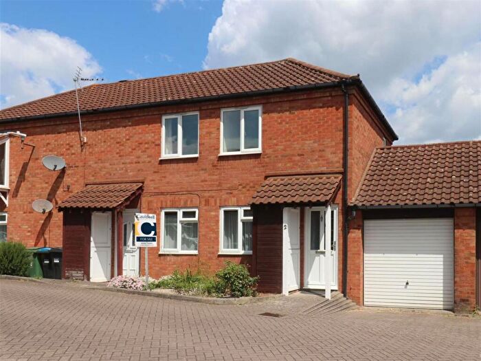 2 Bedroom Maisonette For Sale In Barbers Mews, Neath Hill, Milton Keynes, MK14