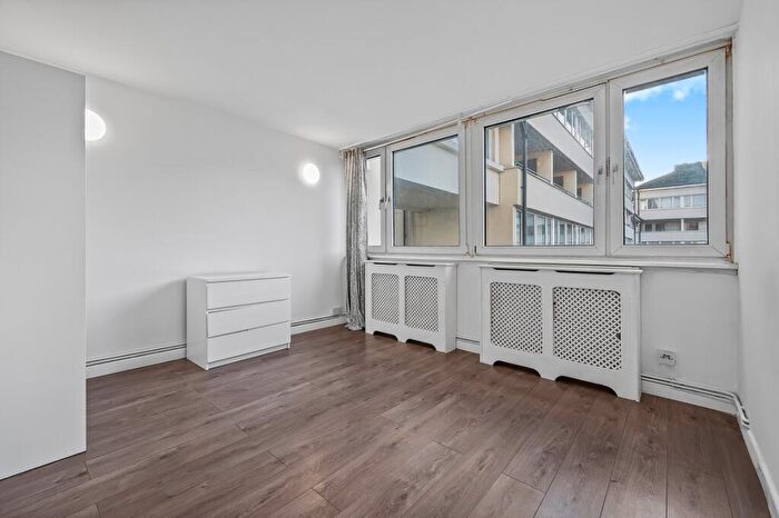 3 Bedroom Flat For Sale In Dunlin House, Tawny Way, SE16