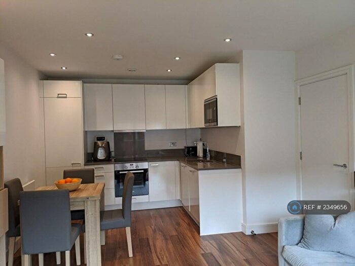 2 Bedroom Flat To Rent In Drake Way, Reading, RG2