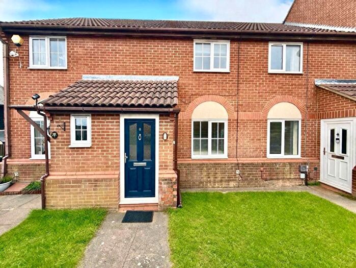 2 Bedroom Terraced House For Sale In Yately Close, Luton, LU2
