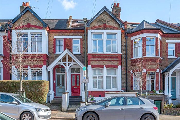 2 Bedroom Apartment For Sale In Park Hall Road, London, N2