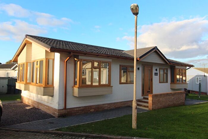 2 Bedroom Mobile/park Home For Sale In Arkley Park, Barnet, EN5