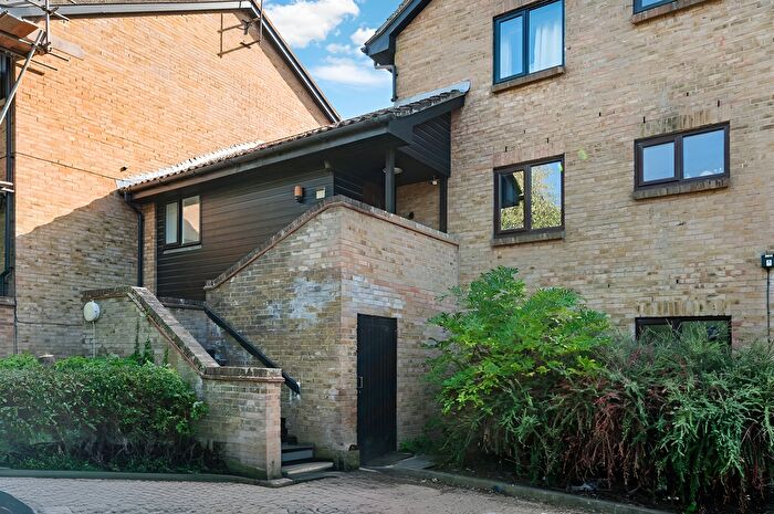 1 Bedroom Flat For Sale In Badger Close, Feltham, TW13