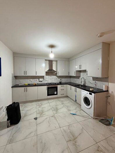 3 Bedroom Flat To Rent In Woodlands Road, Southall, UB1