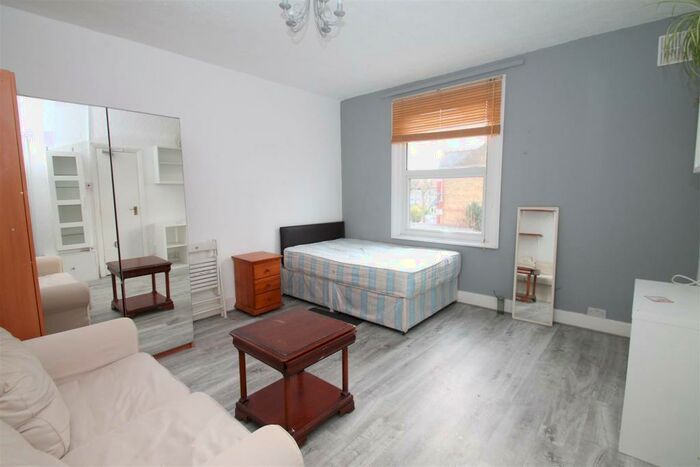 Studio To Rent In Park Avenue, Palmers Green, London, N13