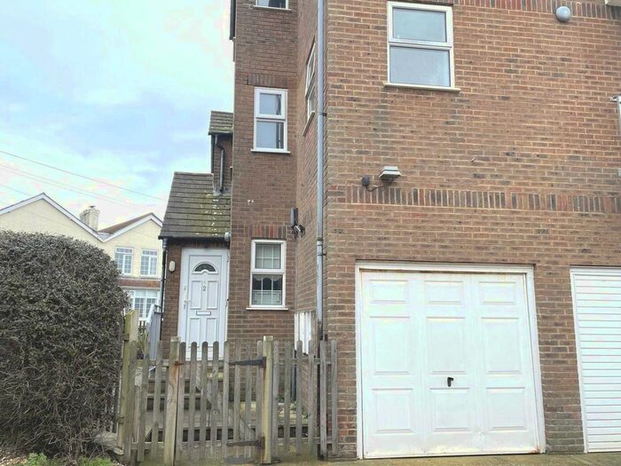 2 Bedroom Flat To Rent In Adelaide, Felpham Village, PO22