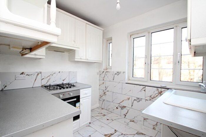 2 Bedroom Flat To Rent In Village Way, Beckenham, BR3