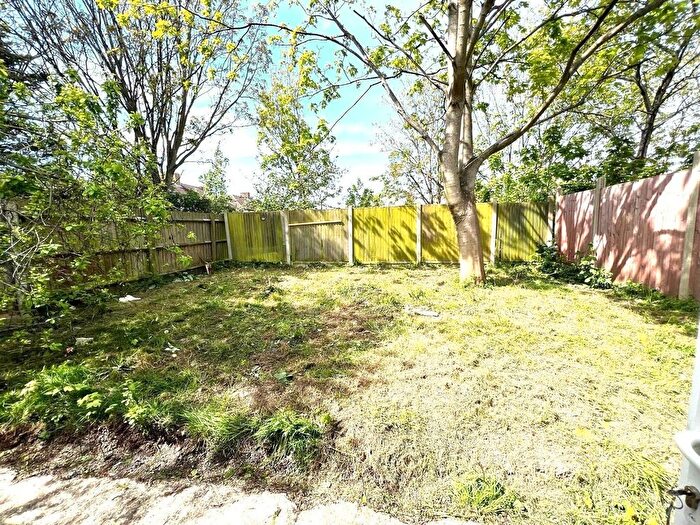 3 Bedroom Flat To Rent In Dagenham, RM8