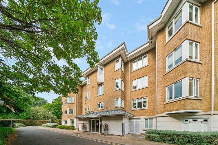 2 Bedroom Flat For Sale In Farringdon House, Strand Drive, TW9