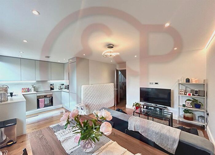 3 Bedroom Flat To Rent In Horn Lane, Acton, W3