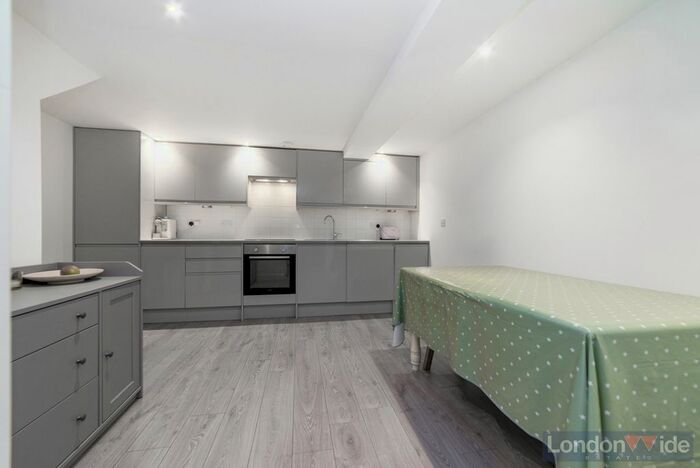 2 Bedroom Flat To Rent In Crossford Street, London, SW9