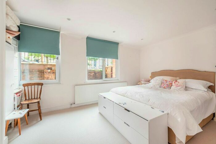 2 Bedroom Flat To Rent In Chepstow Villas, Notting Hill, London, W11