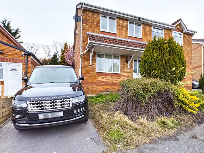 3 Bedroom Semi Detached House To Rent In Ploughmans Croft, Bradford, West Yorkshire, BD2