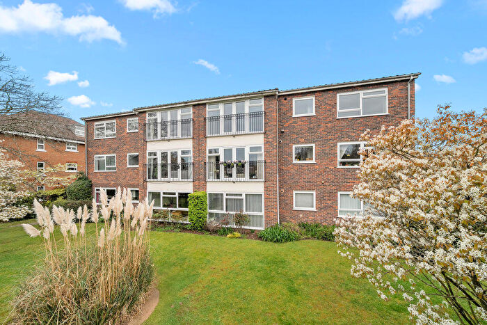 2 Bedroom Flat For Sale In Oatlands Drive, Weybridge, KT13