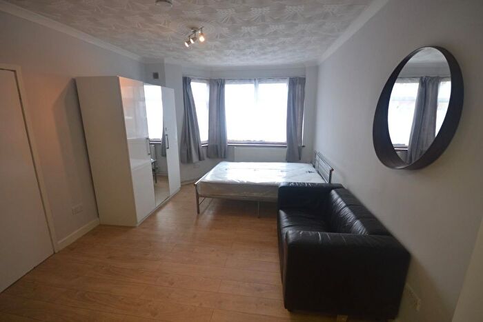 Studio To Rent In Ivanhoe Road, Hounslow, TW4