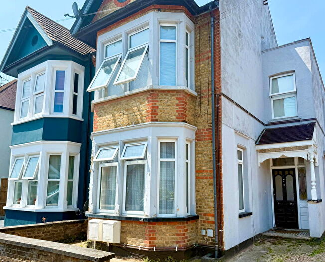 2 Bedroom Apartment For Sale In Ronald Park Avenue, Westcliff-on-sea, SS0