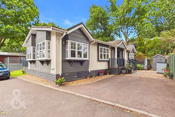 2 Bedroom Mobile/park Home For Sale In The Grange, Alder Country Park, North Walsham, NR28