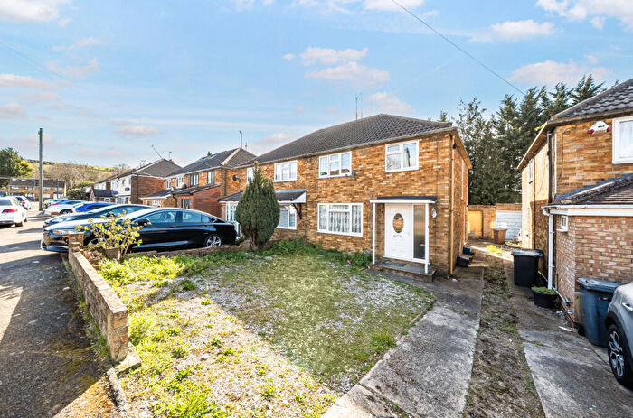 3 Bedroom Semi Detached House For Sale In Hayhurst Road, Luton, Bedfordshire, LU4