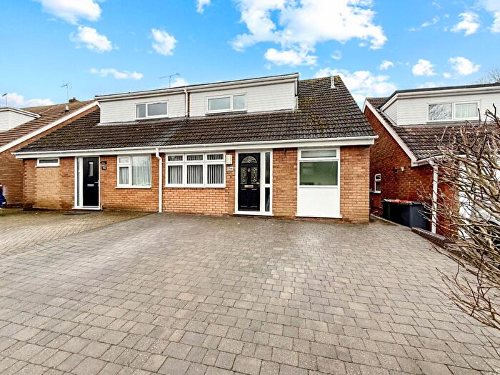 3 Bedroom Semi Detached House For Sale In London Road, Dunstable, LU6