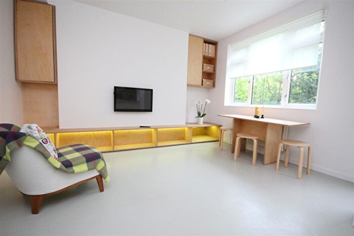 1 Bedroom Flat To Rent In Cleland House, Sewardstone Road, Victoria Park, E2
