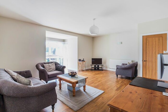 2 Bedroom Flat To Rent In Ref: Sb - Doran Drive, Redhill, RH1