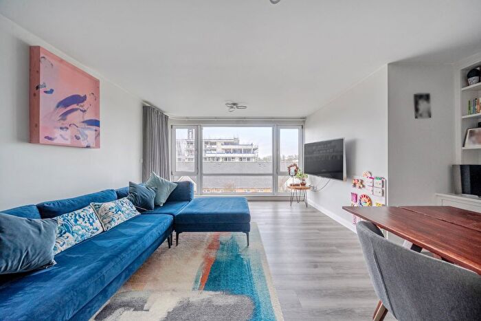 2 Bedroom Flat For Sale In Cedar House, Melliss Avenue, TW9