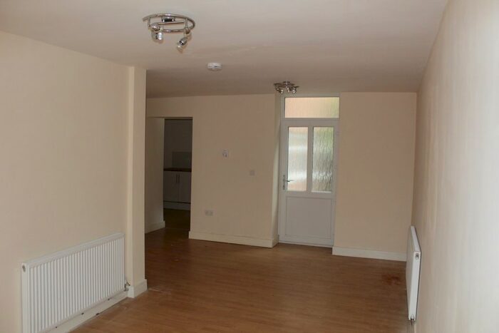 1 Bedroom Flat To Rent In East Road, Tylorstown CF43