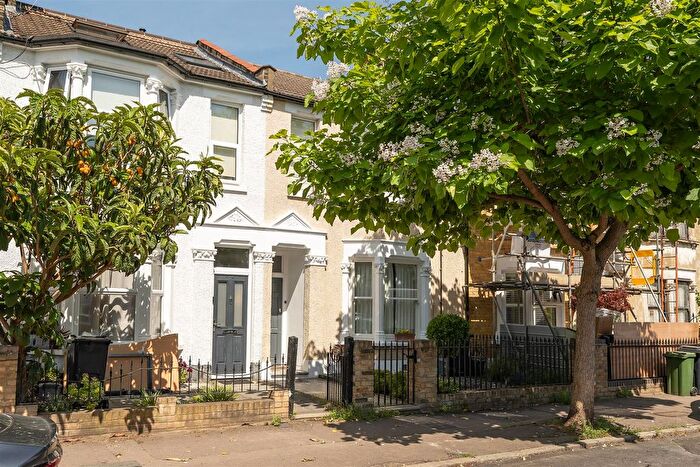 1 Bedroom Flat For Sale In Gordon Road, Wanstead, E11