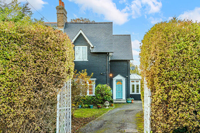 4 Bedroom House To Rent In Cambridge Avenue, KT3