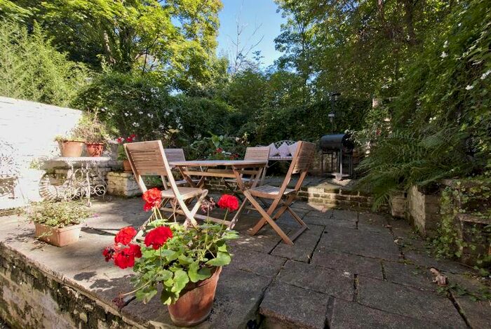 2 Bedroom Flat To Rent In Sinclair Road, London, W14