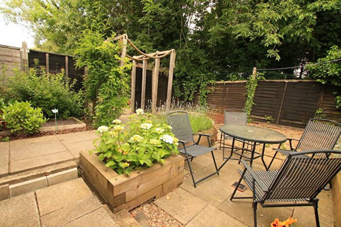 1 Bedroom Semi-detached House To Rent In Meadowbrook Close, Colnbrook, SL3