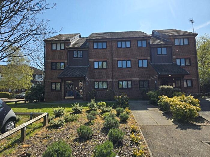 1 Bedroom Flat To Rent In Godolphin Close, Palmers Green, N13
