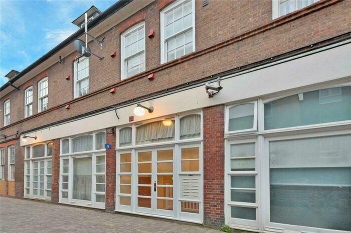 Studio To Rent In Kilburn High Road, London, NW6