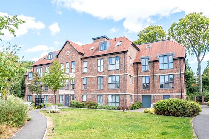 2 Bedroom Apartment For Sale In York House, Frances Drive, Dunstable, Bedfordshire, LU6