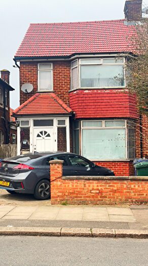 4 Bedroom Semi-Detached House For Sale In Pennine Drive, London, NW2