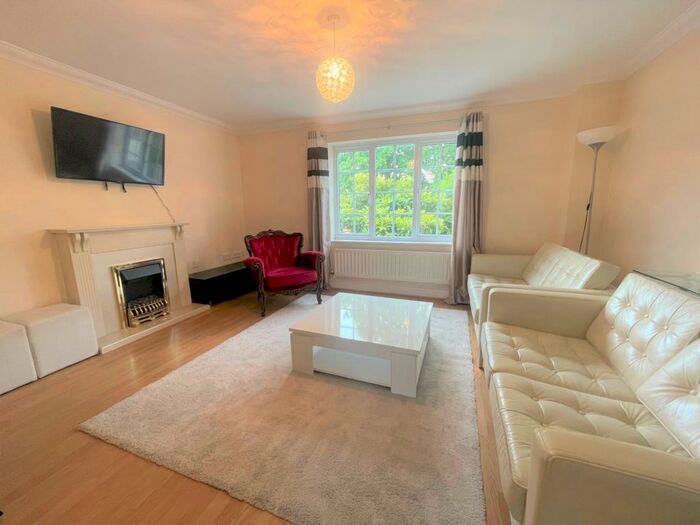 2 Bedroom House To Rent In Kinderton Close, Southgate, N14