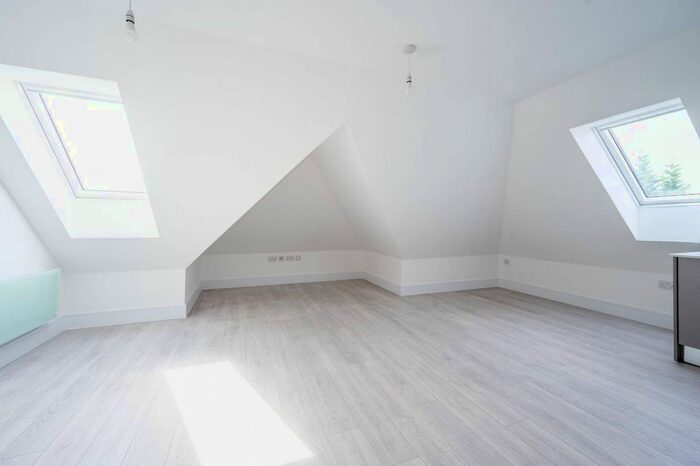 2 Bedroom Flat To Rent In Hyde Road, Croydon, South Croydon, CR2