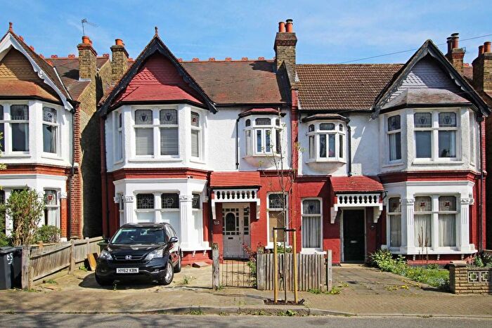 3 Bedroom Flat To Rent In Braxted Park, Streatham, SW16