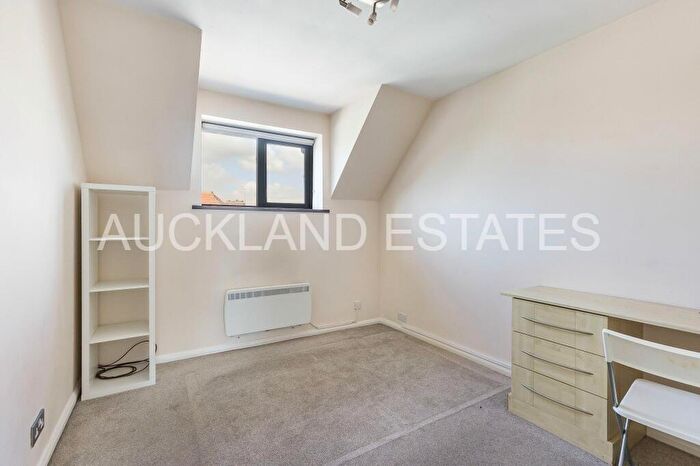2 Bedroom Apartment To Rent In Wyllyotts Close, Potters Bar, EN6