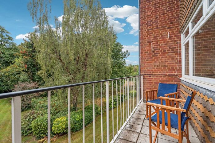 3 Bedroom Flat For Sale In Bury Meadows, Rickmansworth, WD3