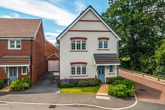 3 Bedroom Detached House For Sale In Carpenters Way, Badshot Lea, Farnham, GU9