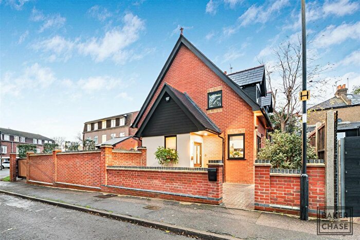 3 Bedroom Detached House For Sale In Taunton Drive, Enfield, EN2