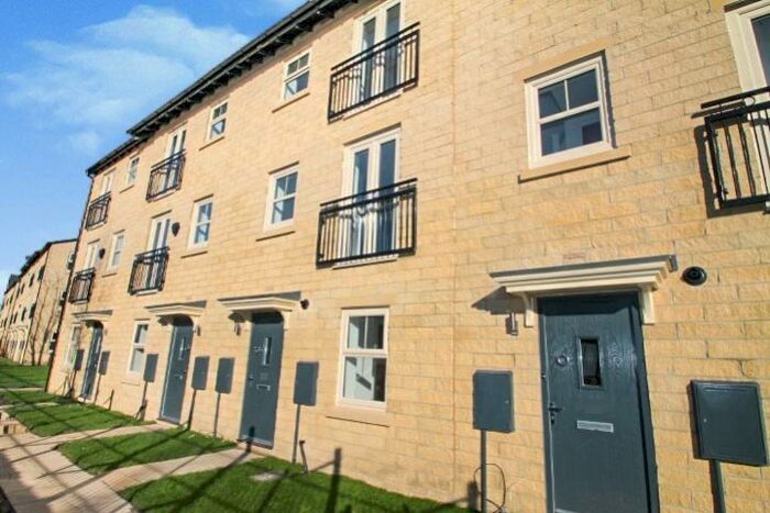 2 Bedroom Town House To Rent In Holts Crest Way, Leeds, LS12