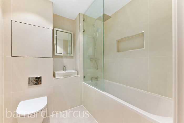 1 Bedroom Flat For Sale In Spectrum Way, Wandworth, London, SW18