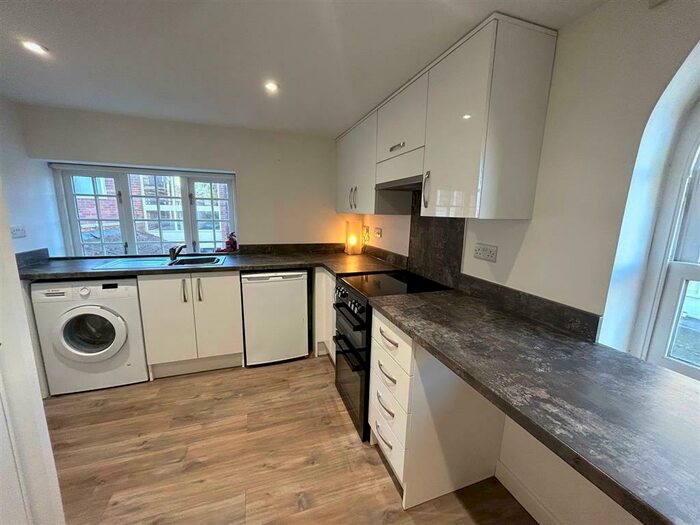 1 Bedroom Flat To Rent In Market Place, Bawtry, Doncaster, DN10