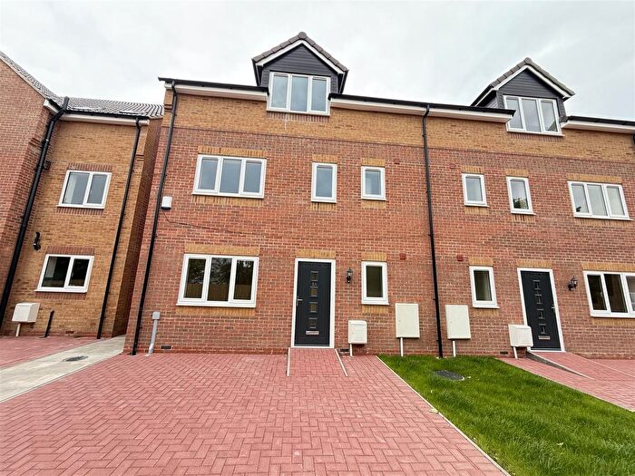 4 Bedroom Semi-Detached House To Rent In Woodwards Road, Walsall, WS2