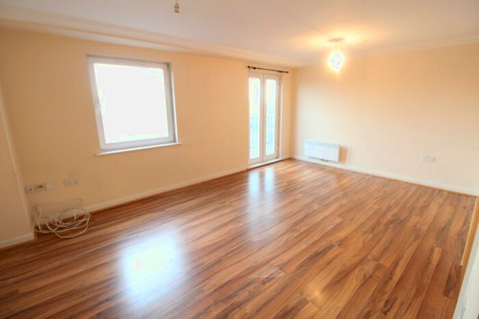 2 Bedroom Flat To Rent In Midland Road, Luton, Bedfordshire, LU2